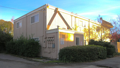 2213 Roselake Ave in Sacramento, CA - Building Photo - Building Photo