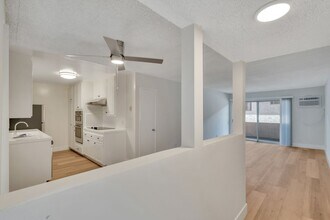 Oakhurst Apartment's in Los Angeles, CA - Foto de edificio - Building Photo