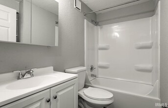 2305 S Brandon Ct in Bloomington, IN - Foto de edificio - Building Photo