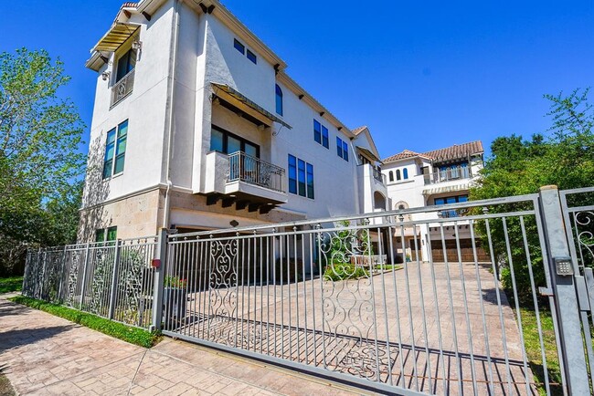 2052 W Main St in Houston, TX - Foto de edificio - Building Photo