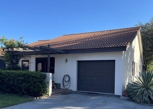 7202 Primrose Ln in Tamarac, FL - Building Photo - Building Photo