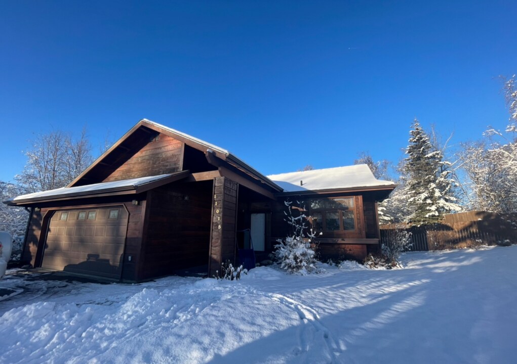 11015 Equestrian St in Palmer, AK - Foto de edificio