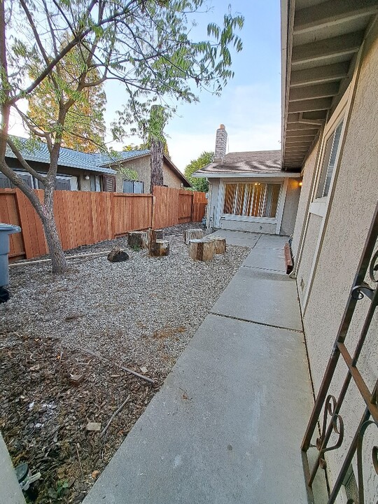 2715 Ottowa Ave in Davis, CA - Building Photo