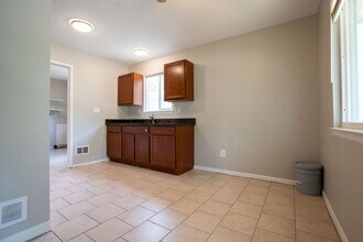 8655 Chalmers Ave in Warren, MI - Building Photo - Building Photo