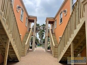 102 E Capricorn Dr in South Padre Island, TX - Building Photo - Building Photo
