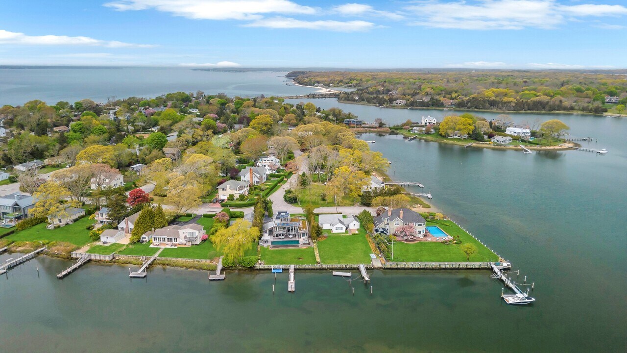 54 Bay View Dr E in Sag Harbor, NY - Building Photo