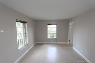 8005 Lake Dr-Unit -212 in Doral, FL - Building Photo - Building Photo