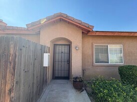 609 Yellow Meadow Ct, Unit C in Bakersfield, CA - Building Photo