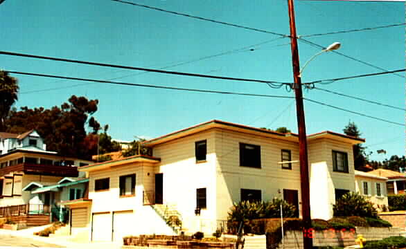 1207 Poli St in Ventura, CA - Foto de edificio - Building Photo