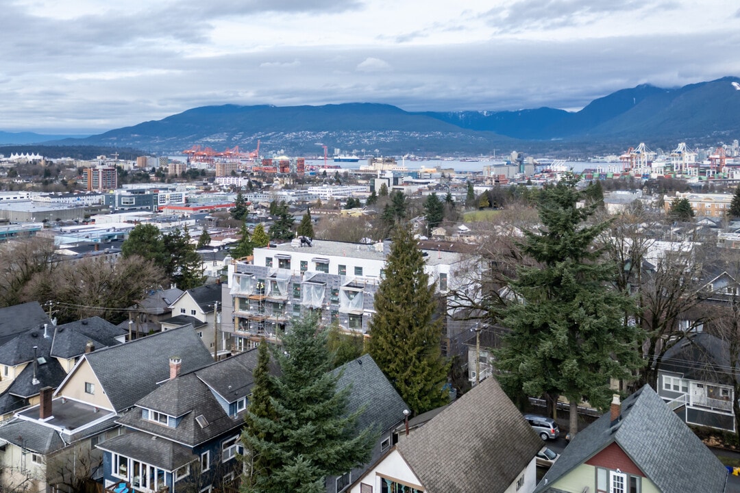 1551 Grant in Vancouver, BC - Building Photo