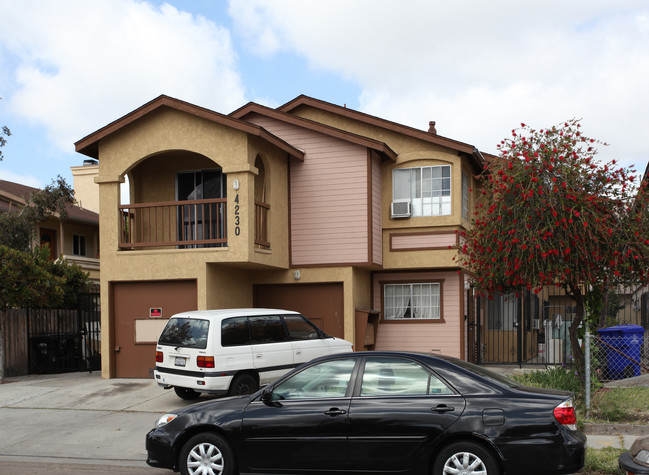 4230 N 46th St in San Diego, CA - Foto de edificio - Building Photo