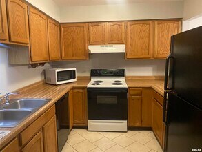 3240 Parkwild Dr in Bettendorf, IA - Building Photo - Building Photo