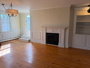 9 Charles St, Unit 2 in Newburyport, MA - Foto de edificio - Building Photo