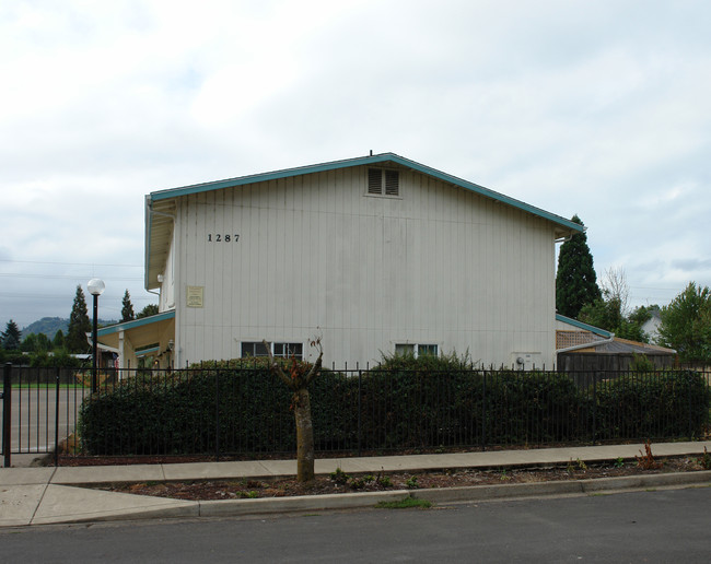 1287 R St in Springfield, OR - Foto de edificio - Building Photo