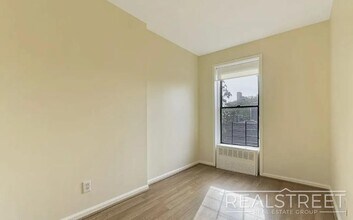 This spacious, sun-drenched one bedroom is available NOW! in Brooklyn, NY - Foto de edificio - Building Photo