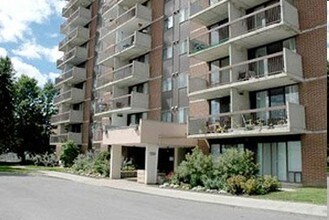Montfort Manor in Ottawa, ON - Building Photo - Building Photo