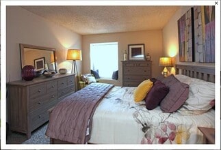 105 Village Ln in Greensboro, NC - Foto de edificio - Building Photo