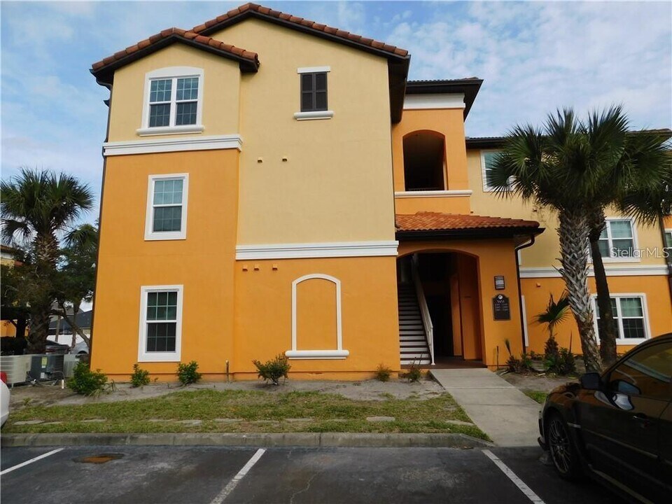 5451 Vineland Rd in Orlando, FL - Building Photo