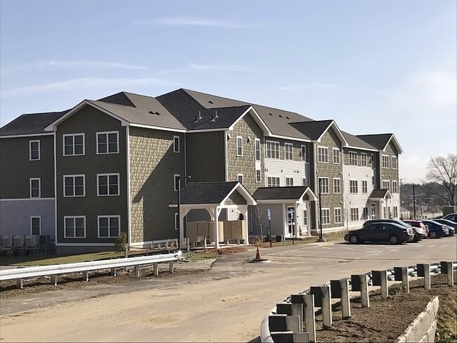 52 E Ridge Dr in Milford, NH - Building Photo - Building Photo