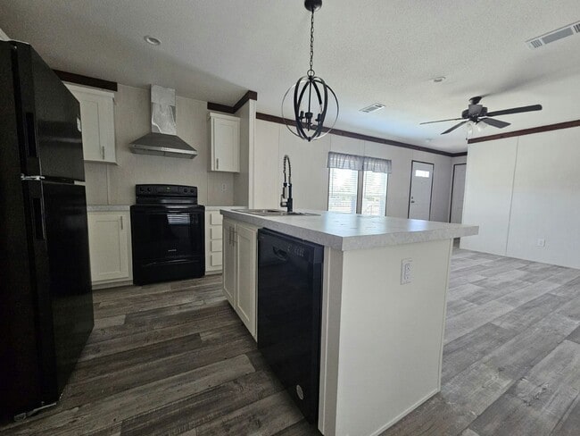 447 Suwanee Dr in North Fort Myers, FL - Building Photo - Building Photo