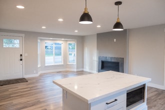 9704 NE 124th St in Kirkland, WA - Foto de edificio - Building Photo