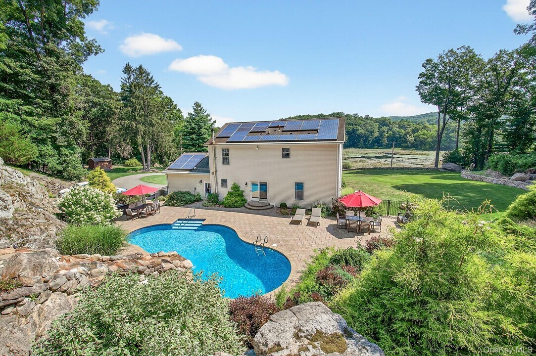 23 Barrett Pond Rd in Cold Spring, NY - Building Photo