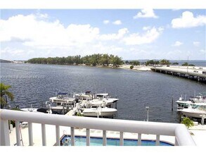 150 SE 25th Rd in Miami, FL - Building Photo - Building Photo