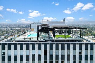 3810 Wilshire Blvd, Unit 303 in Los Angeles, CA - Building Photo