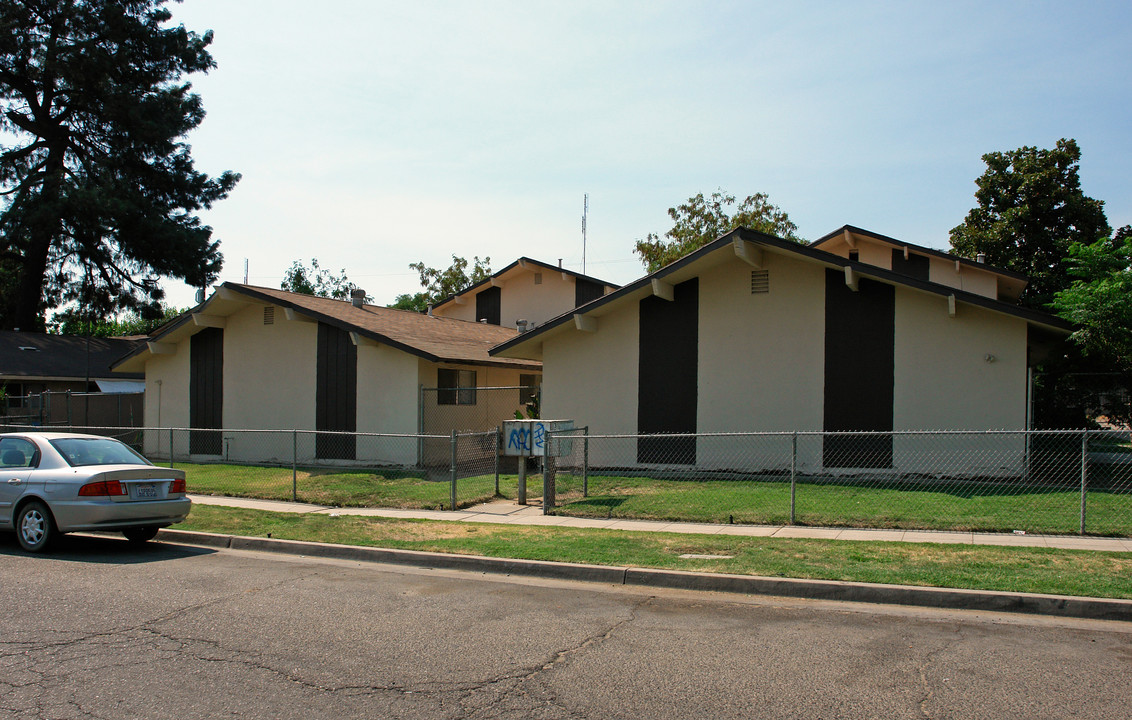 3292 E Clay Ave in Fresno, CA - Building Photo