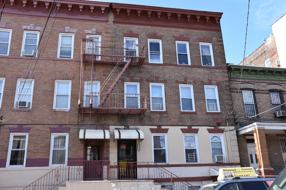 6123 Palisade Ave in West New York, NJ - Building Photo