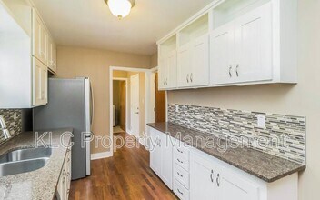 7105 Sunset Terrace in Windsor Heights, IA - Building Photo - Building Photo