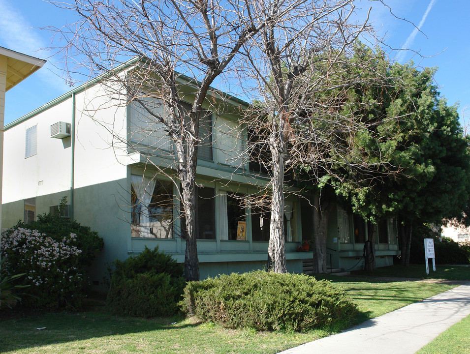 Royal Terrace Apartments in North Hollywood, CA - Building Photo