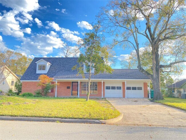 property at 6 Little John Ln