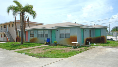 3225 Avenue  J in West Palm Beach, FL - Foto de edificio - Building Photo