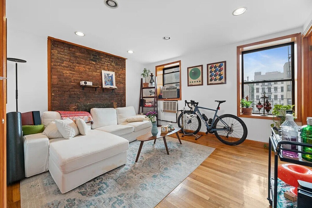 540 E 14th St in New York, NY - Building Photo