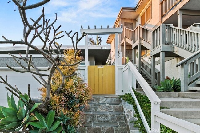 256 Avenida Madrid in San Clemente, CA - Foto de edificio - Building Photo