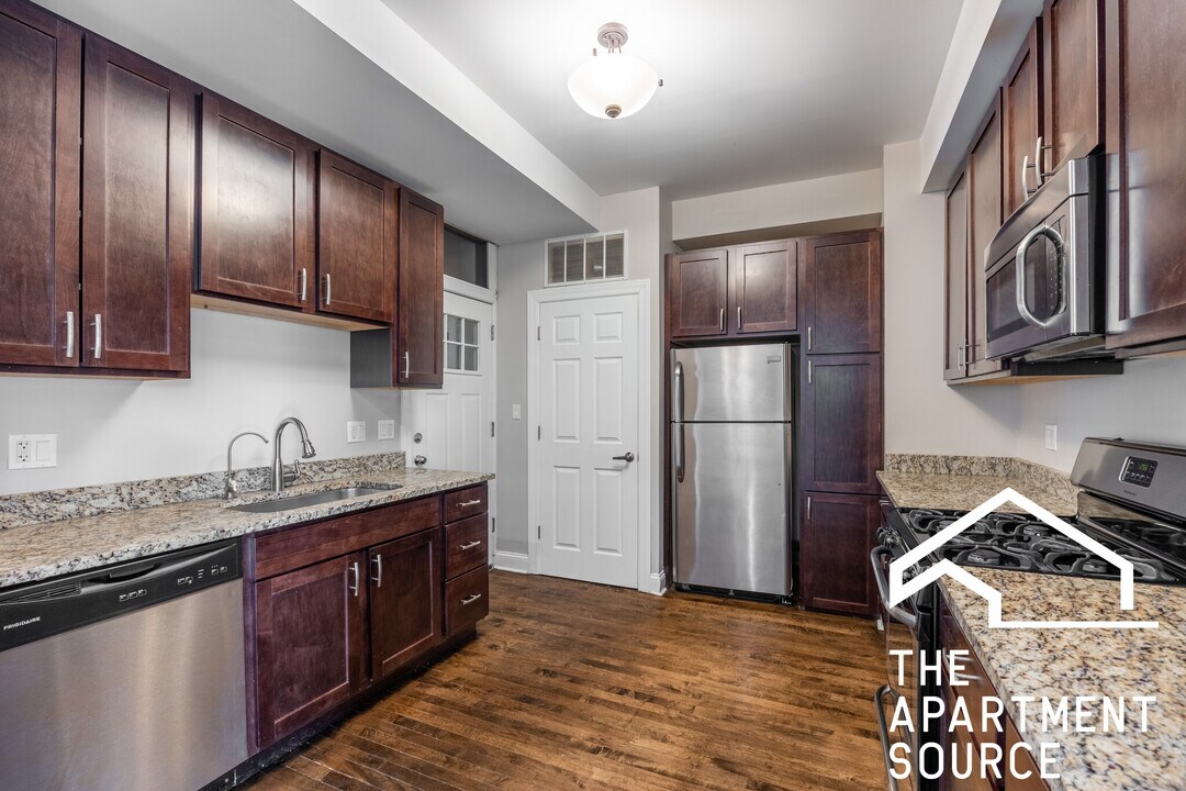 2506 W Argyle St in Chicago, IL - Building Photo
