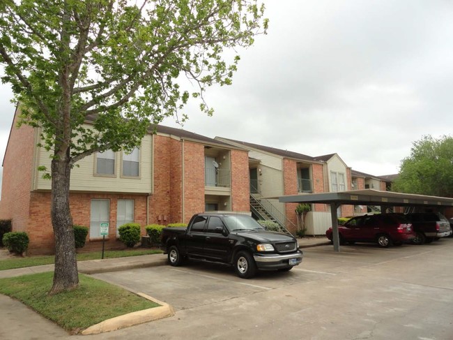 Mill Creek Apartments in Wharton, TX - Building Photo - Building Photo