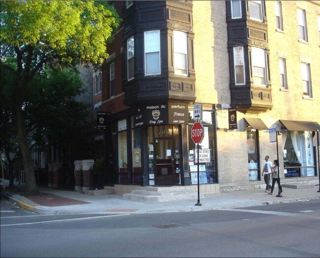 701-703 W Armitage Ave in Chicago, IL - Building Photo - Building Photo