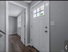 6 E Barclay St in Hicksville, NY - Building Photo