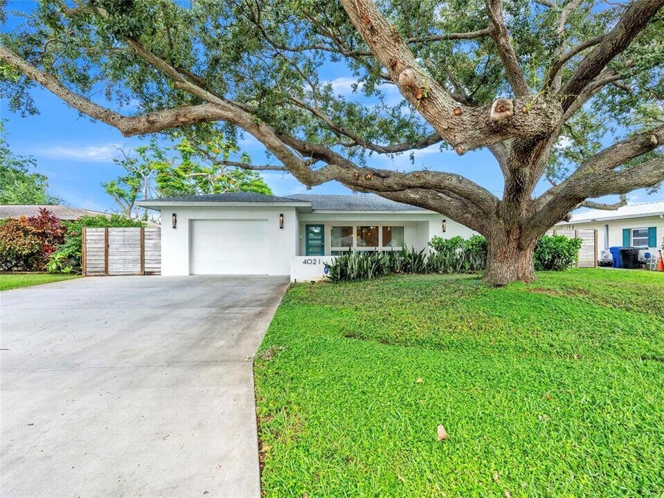 4021 21st Ave N in St. Petersburg, FL - Building Photo