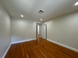 92 Woodcliff Rd, Unit 1 in Chestnut Hill, MA - Building Photo