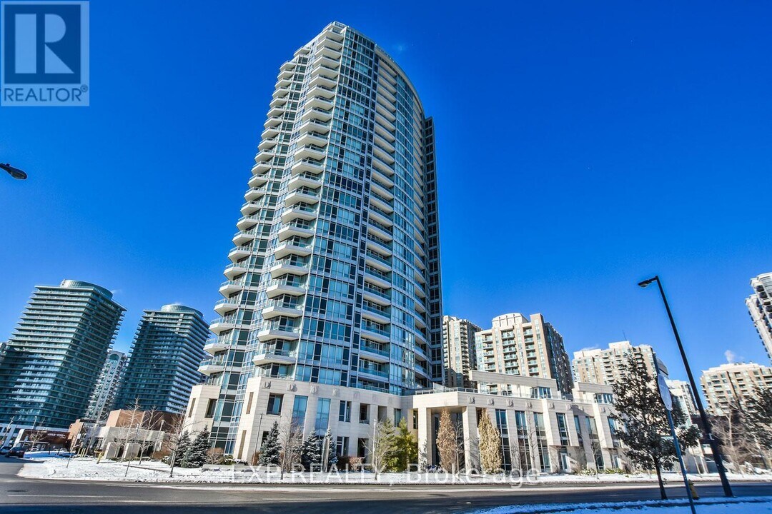 18 Holmes Ave in Toronto, ON - Building Photo