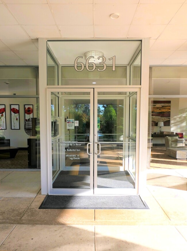 6631 Wakefield Dr, Unit 717 in Alexandria, VA - Foto de edificio - Building Photo