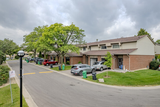 485 Meadows Blvd in Mississauga, ON - Building Photo - Building Photo