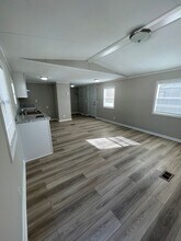 Colony Oaks Mobile Home Park in Savannah, GA - Foto de edificio - Interior Photo