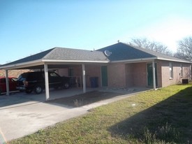502-606 N Sewell Dr in Decatur, TX - Building Photo