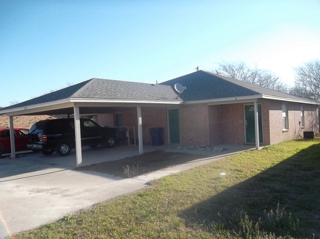 502-606 N Sewell Dr in Decatur, TX - Building Photo