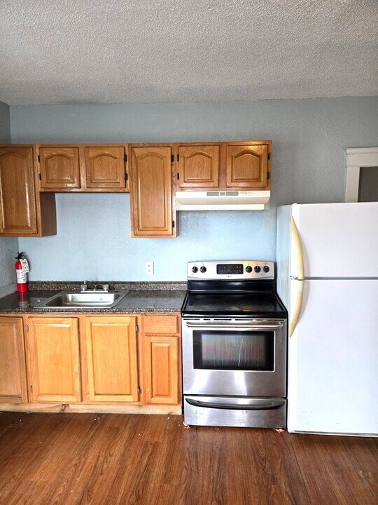 883 Dexter St in Central Falls, RI - Foto de edificio