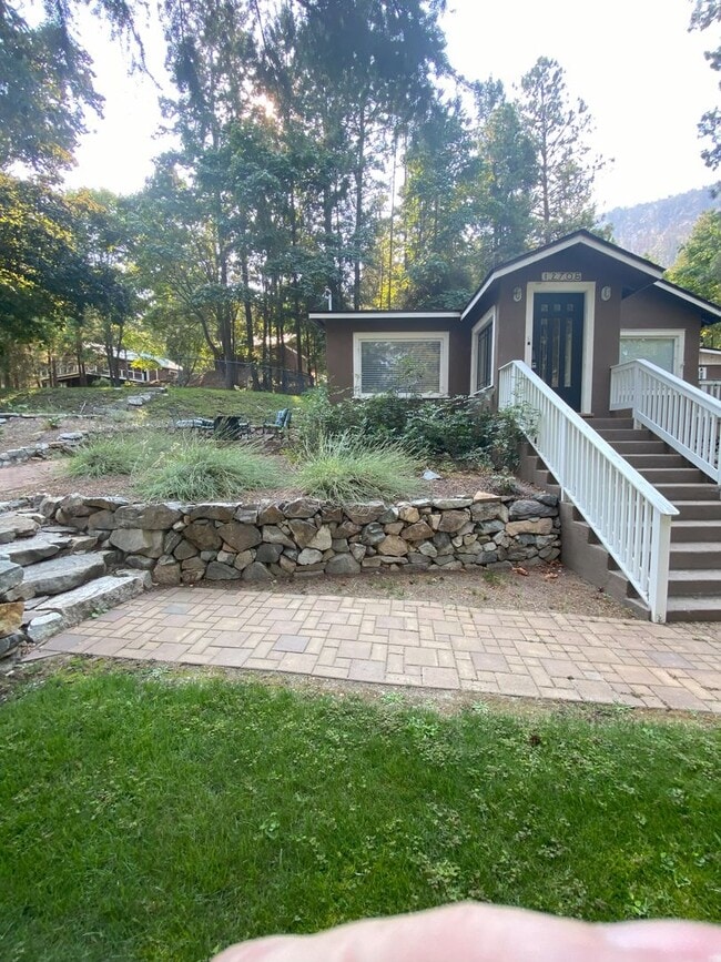 12695-12705 S Lakeshore Rd in Chelan, WA - Building Photo - Building Photo